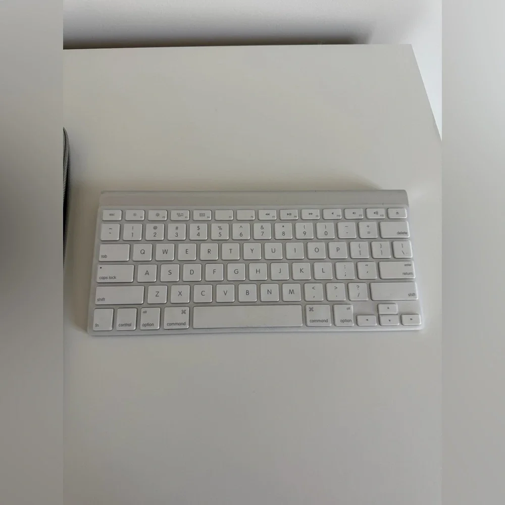 Apple Wireless Silver Keyboard (model A1314)